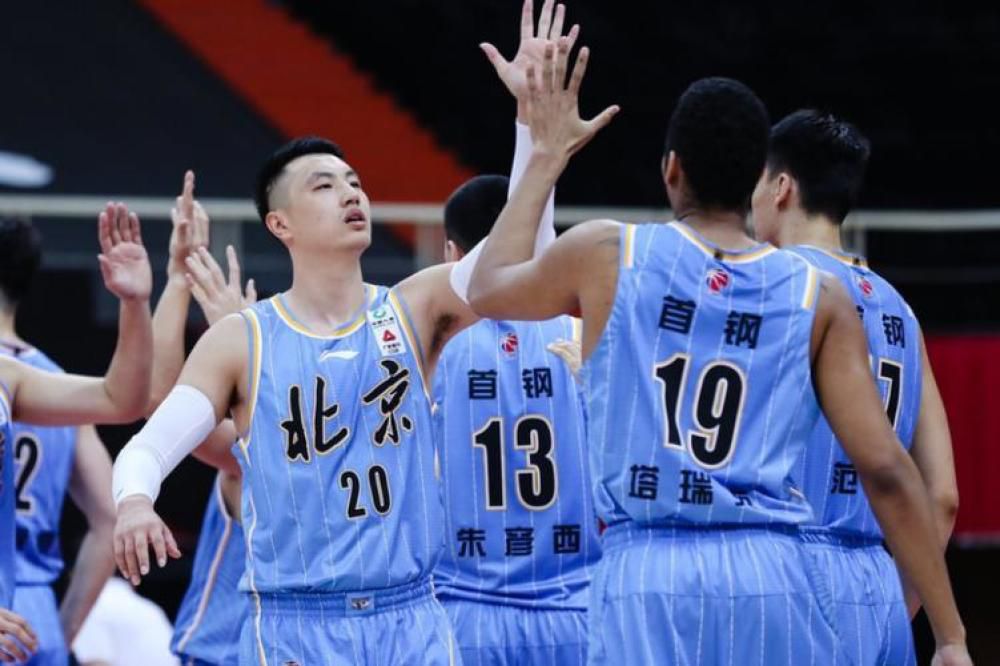 第54分钟，加纳乔接右侧传中凌空侧钩踢飞了。
